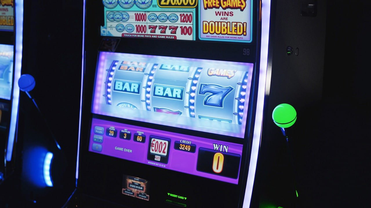 How Slots, Live Tables and Sports Betting Differ — And What Stays the Same